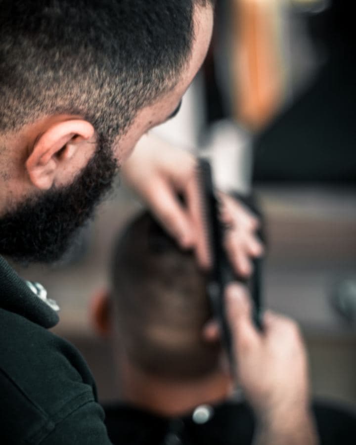Un barbier coupe les cheveux d'un client