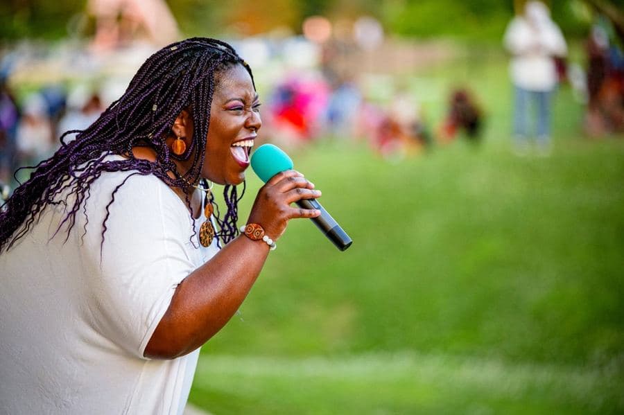 Une chanteuse sur scène lors d'un festival en plein air